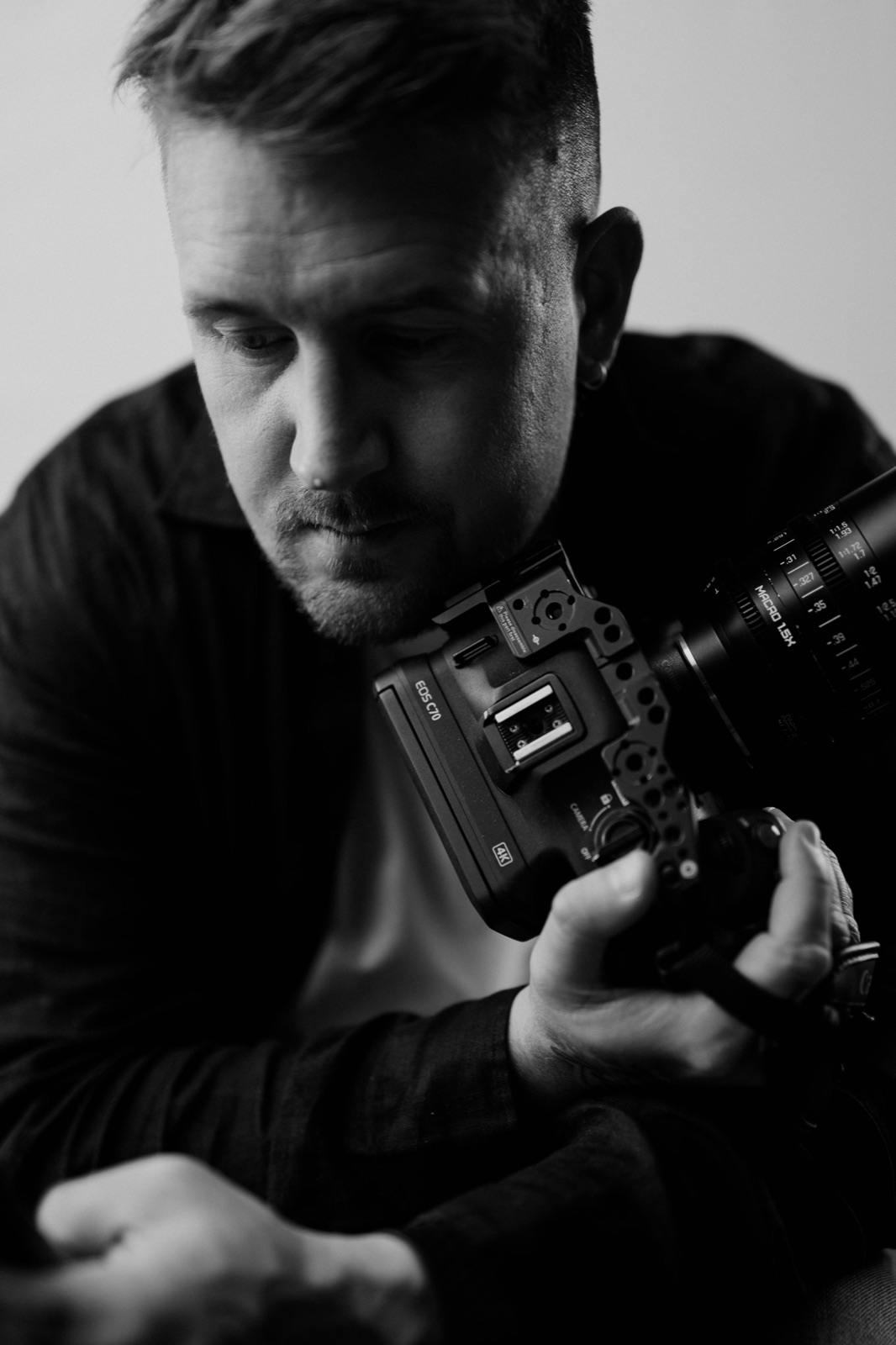 Kristian Gjellan arbeider med filmkamera